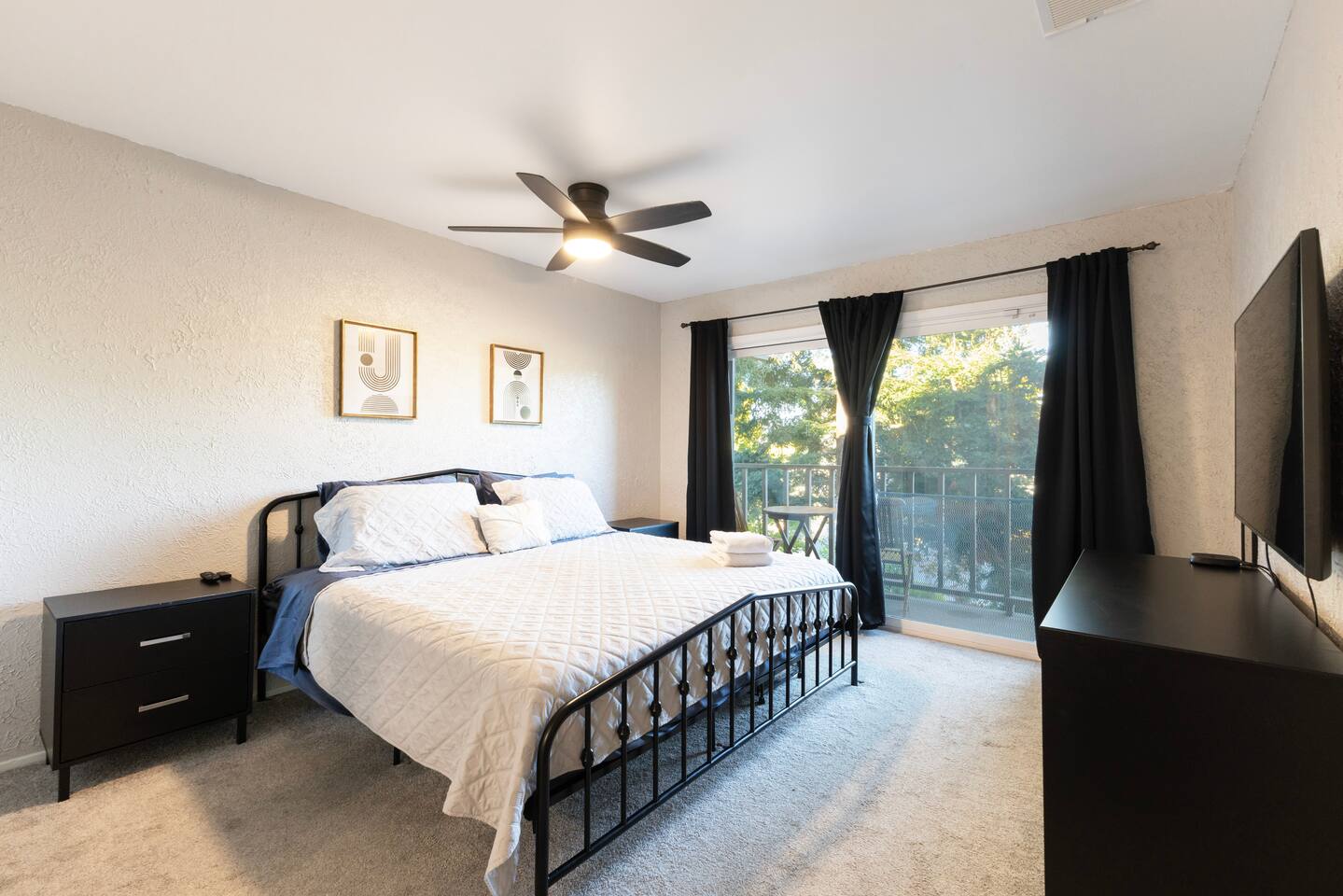 Master Room w Pool, Hot Tub, 1 Block from River