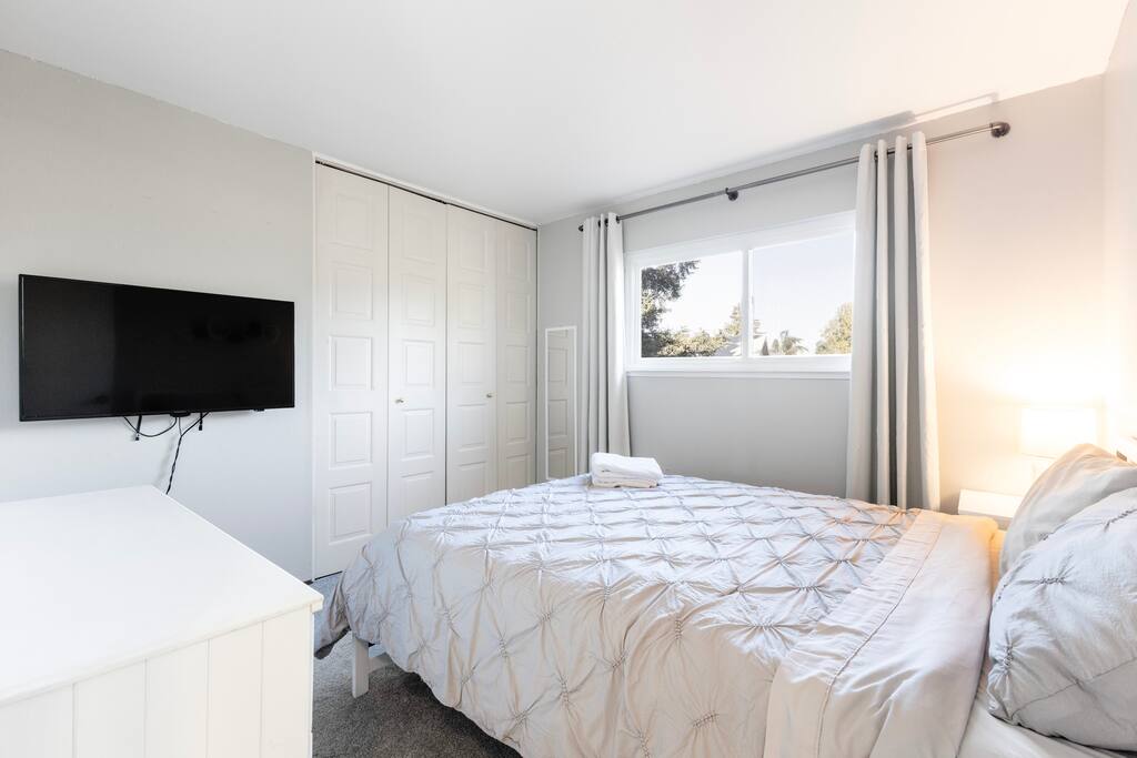 Peaceful Room w Pool, Hot Tub, 1 Block from River