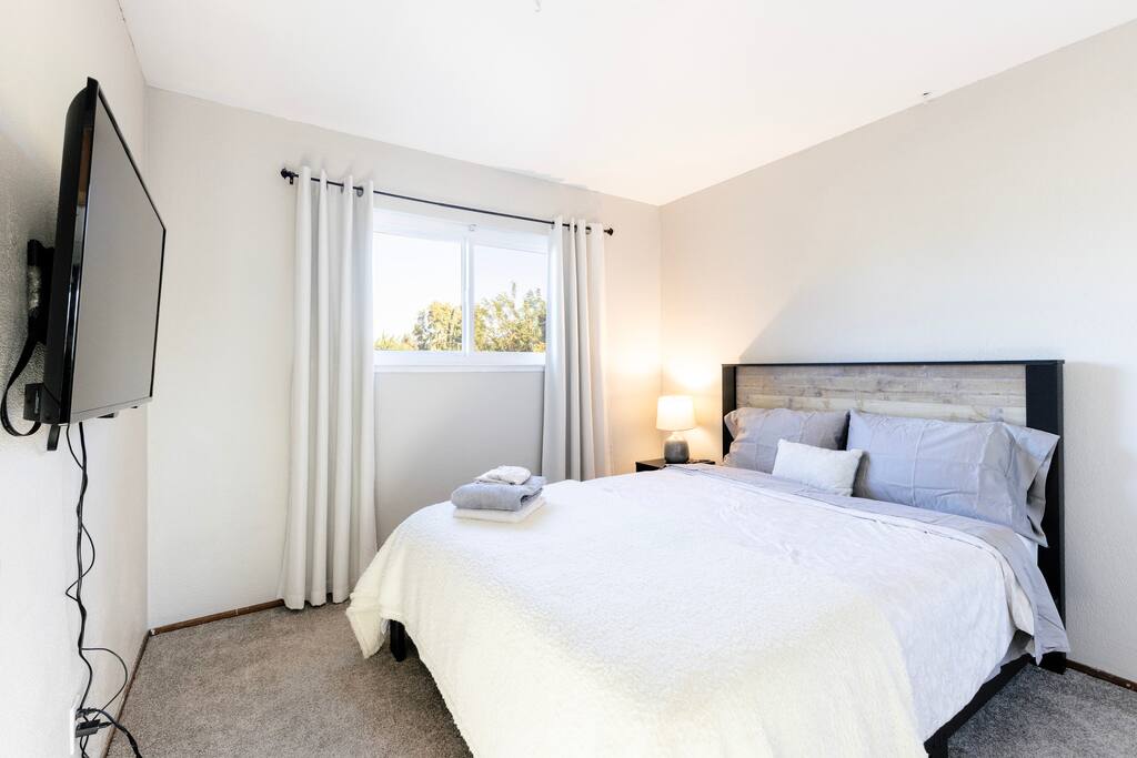 Peaceful Room w Pool, Hot Tub, 1 Block from River