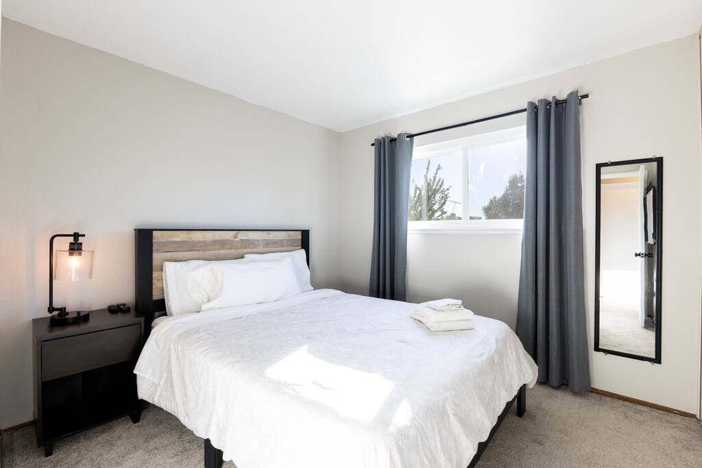 Peaceful Room w Pool, Hot Tub, 1 Block from River