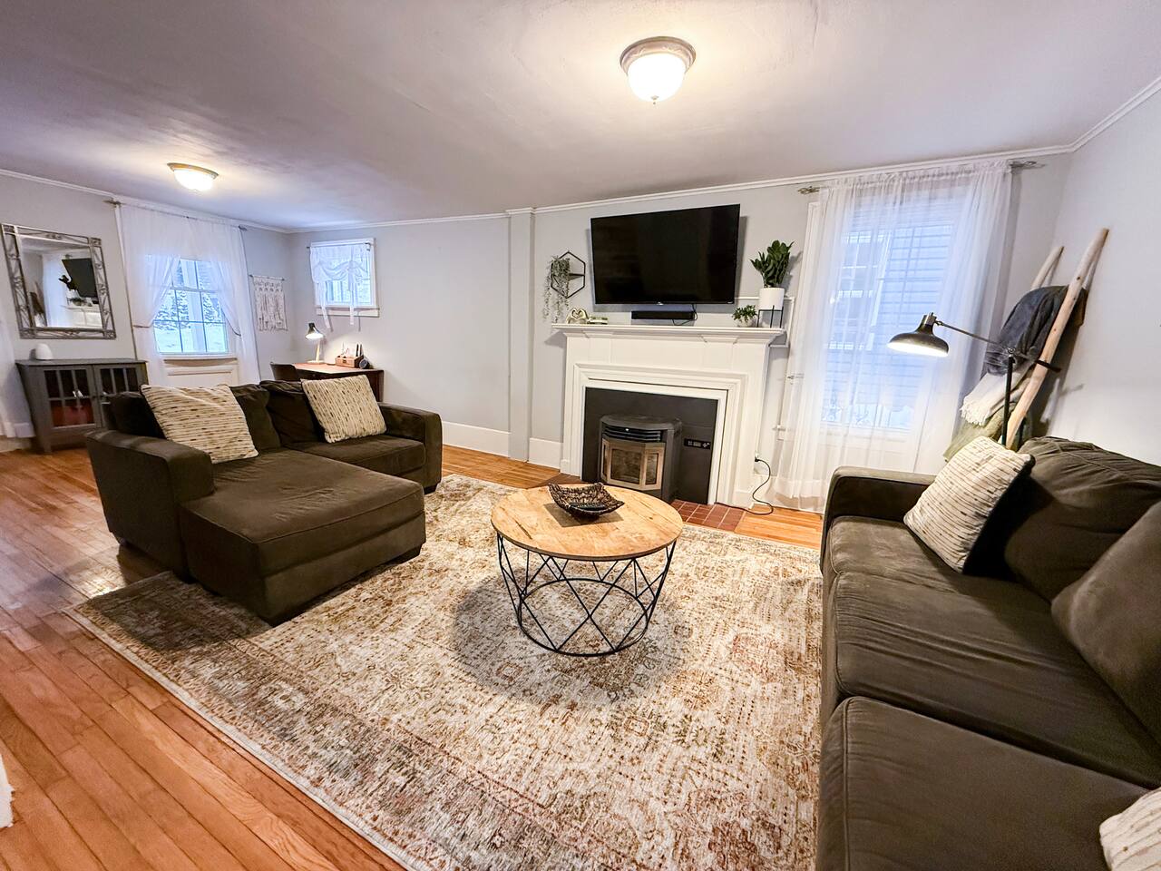 Clover House: 3BR w/ Fireplace 1 Block to Lake