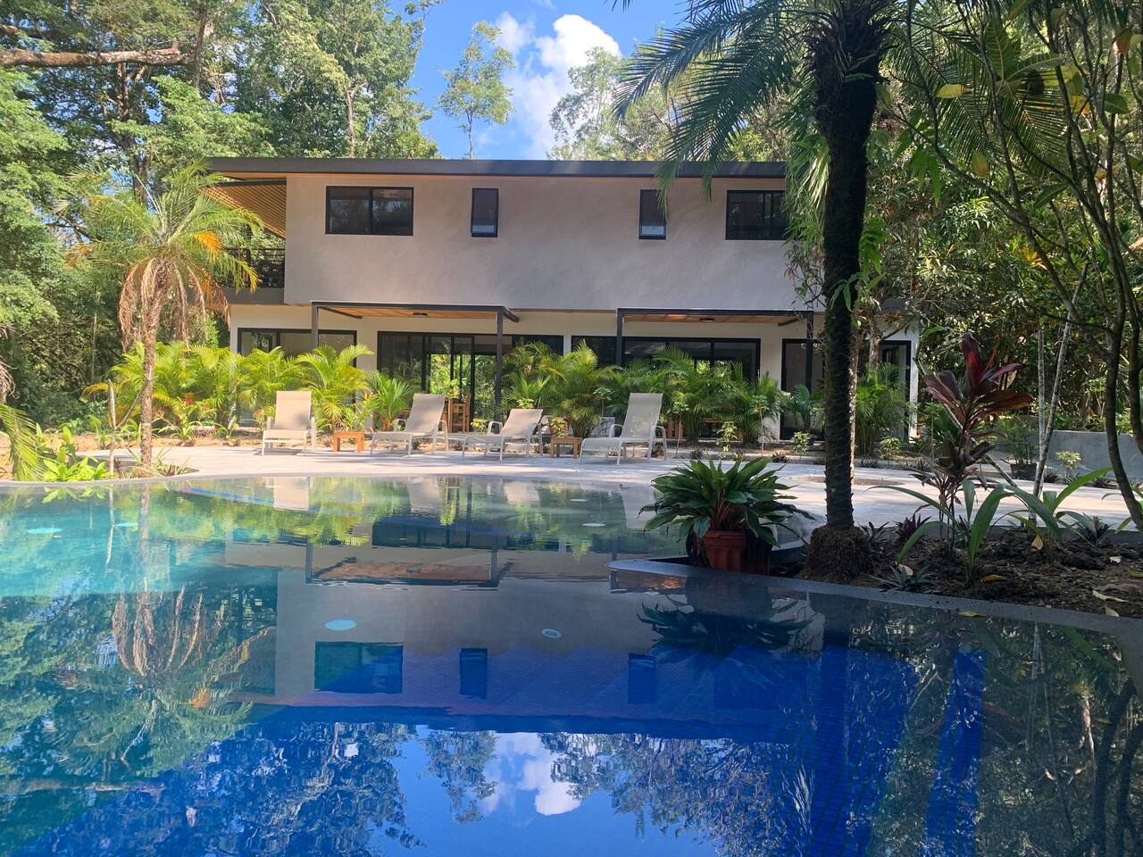 Modern 3BR w/ Pool Views | Mal Pa