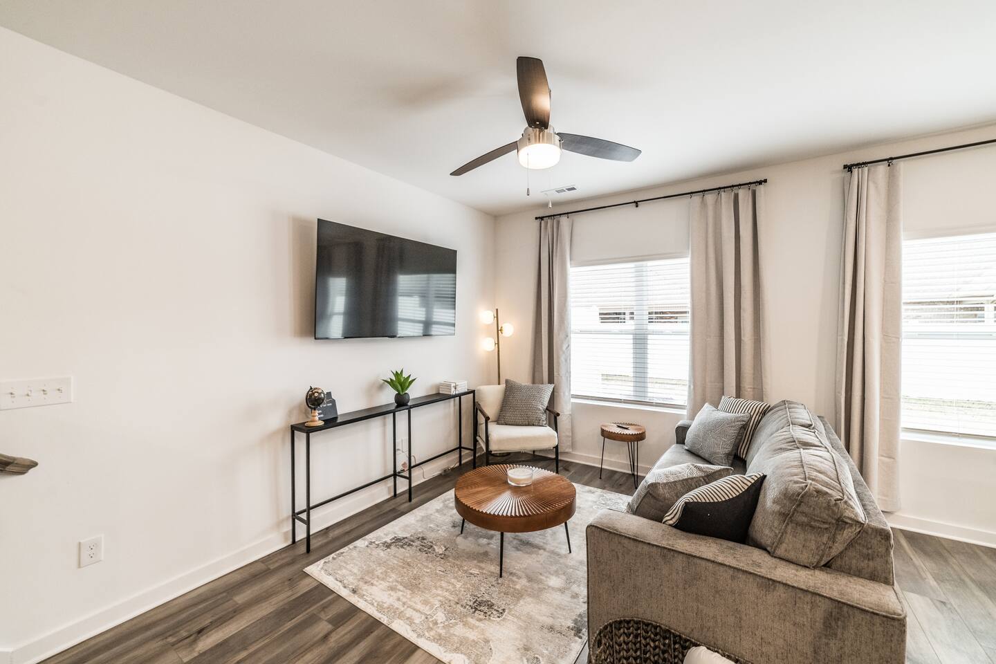 Modern Huntsville Townhome • Patio • Sleeps 8