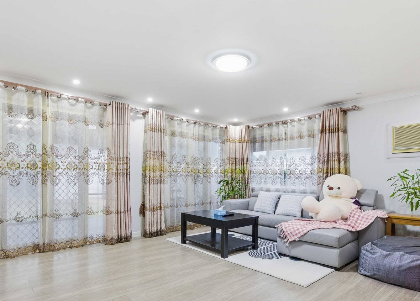 Spacious 4BR Home Near Sefton Station