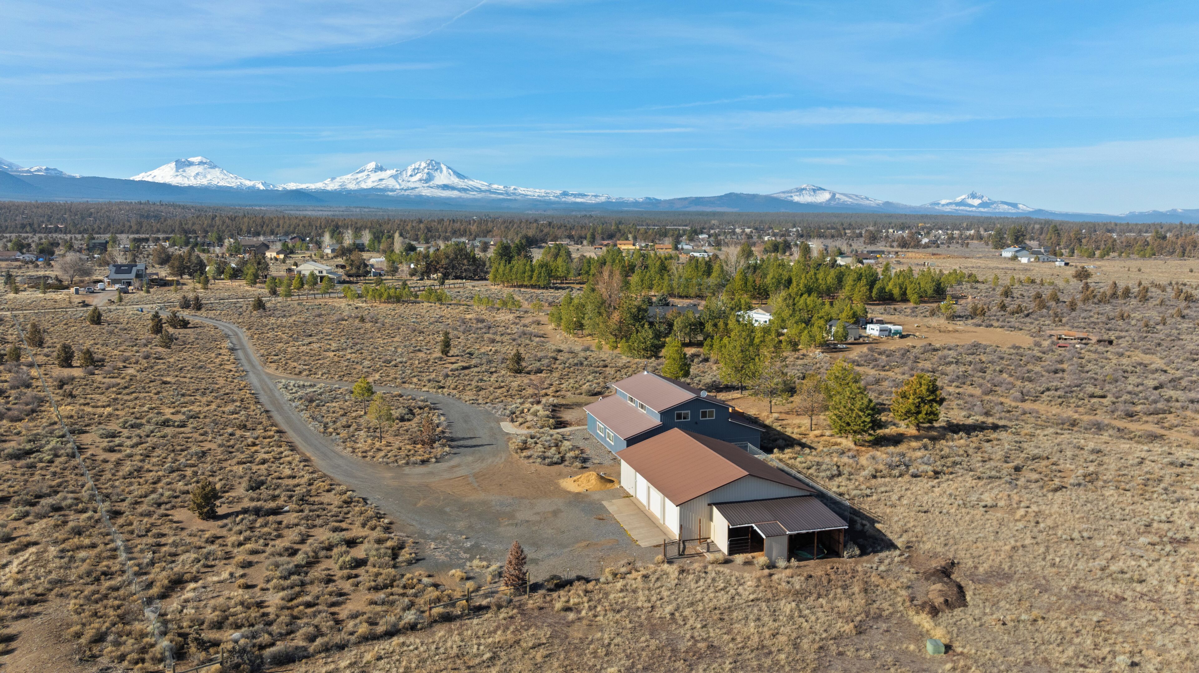 Spacious Sisters Barndominium w/ Hot Tub & Views