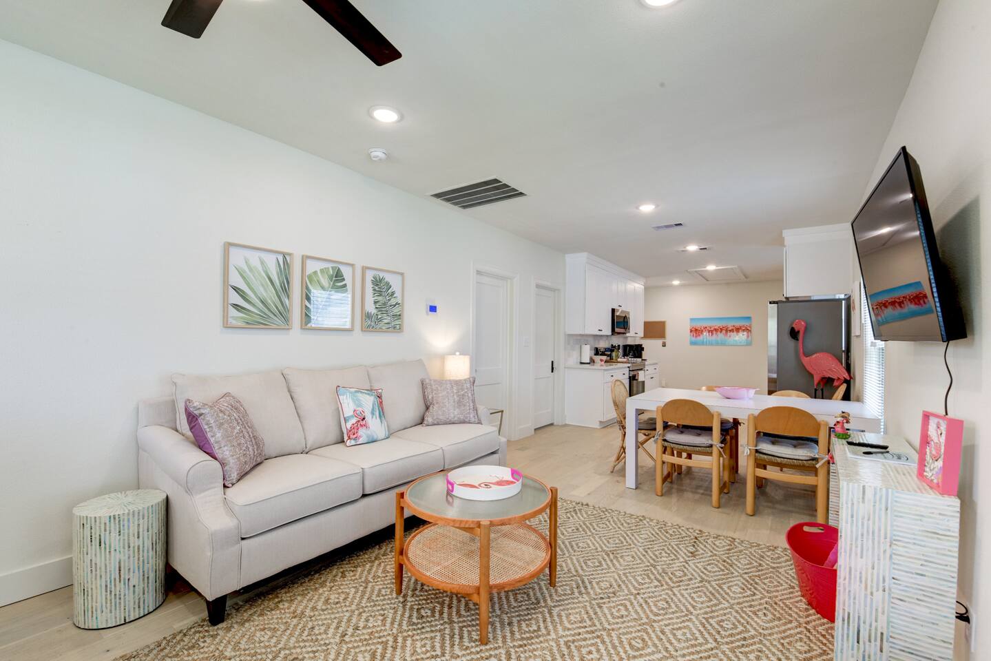 Flamingos on 45th Main - 3 King beds - Great vibe!