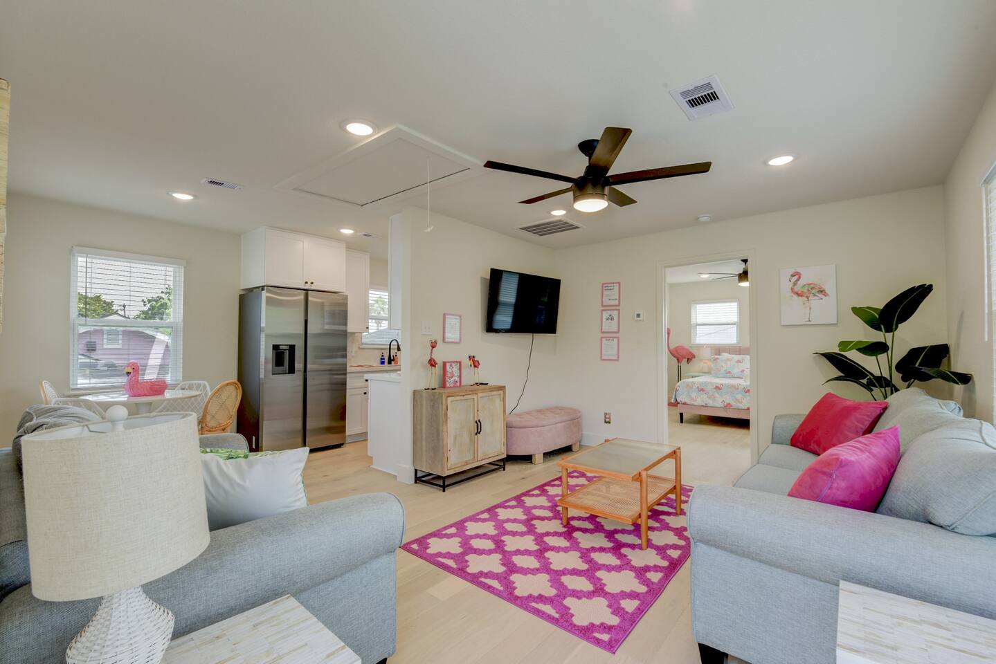 Flamingos on 45th - Carriage House - Cute and Cozy