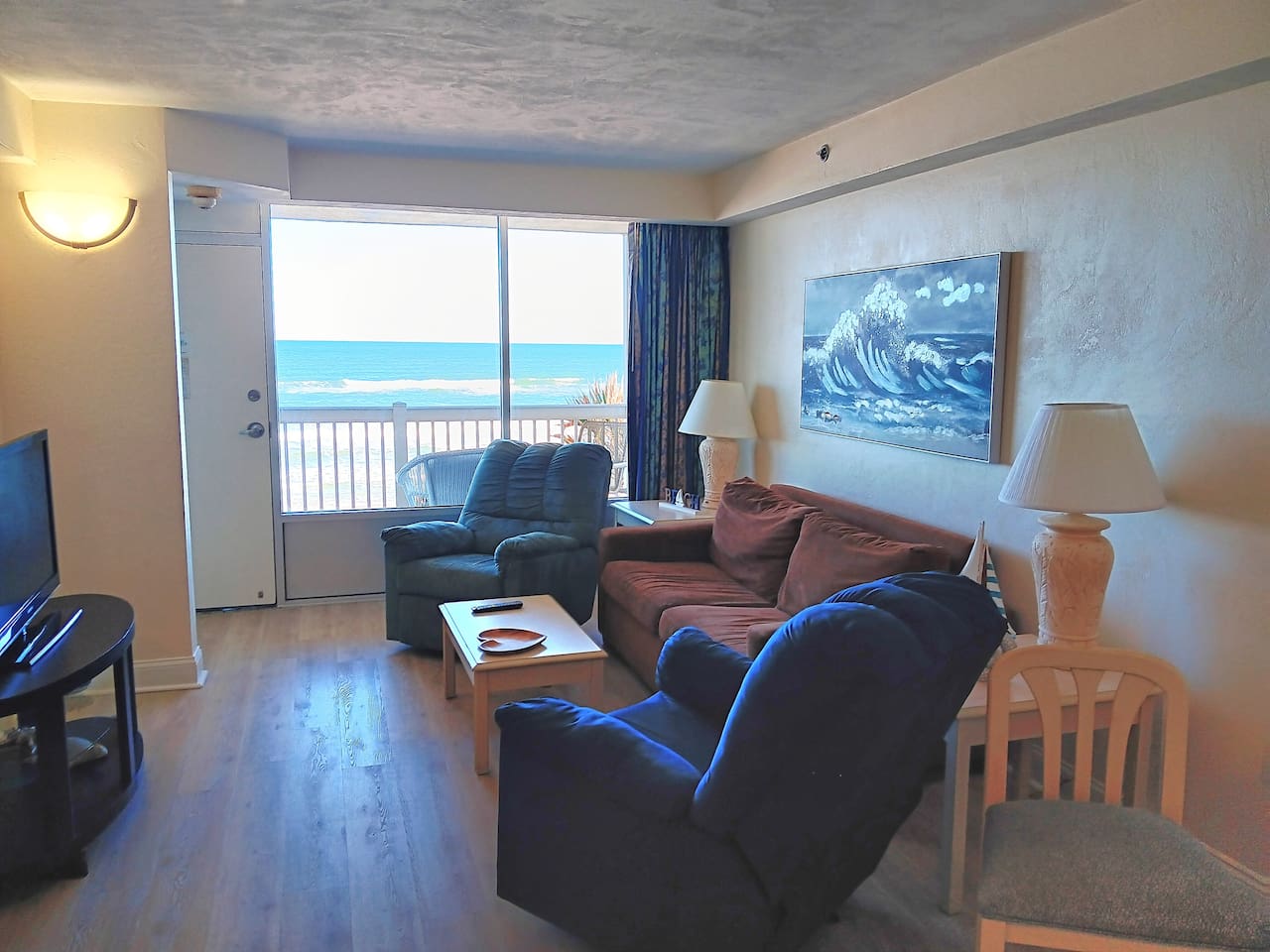 Spacious 1bdrm direct oceanfront w/private balcony