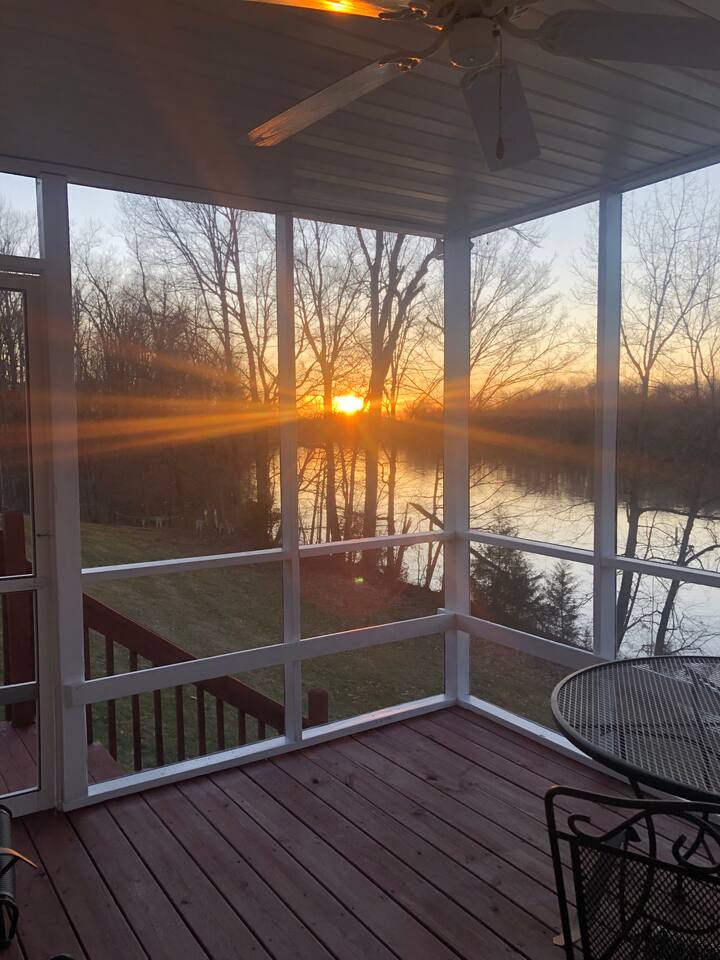 Lakefront, Min. to distilleries, Hot Tub, Fishing