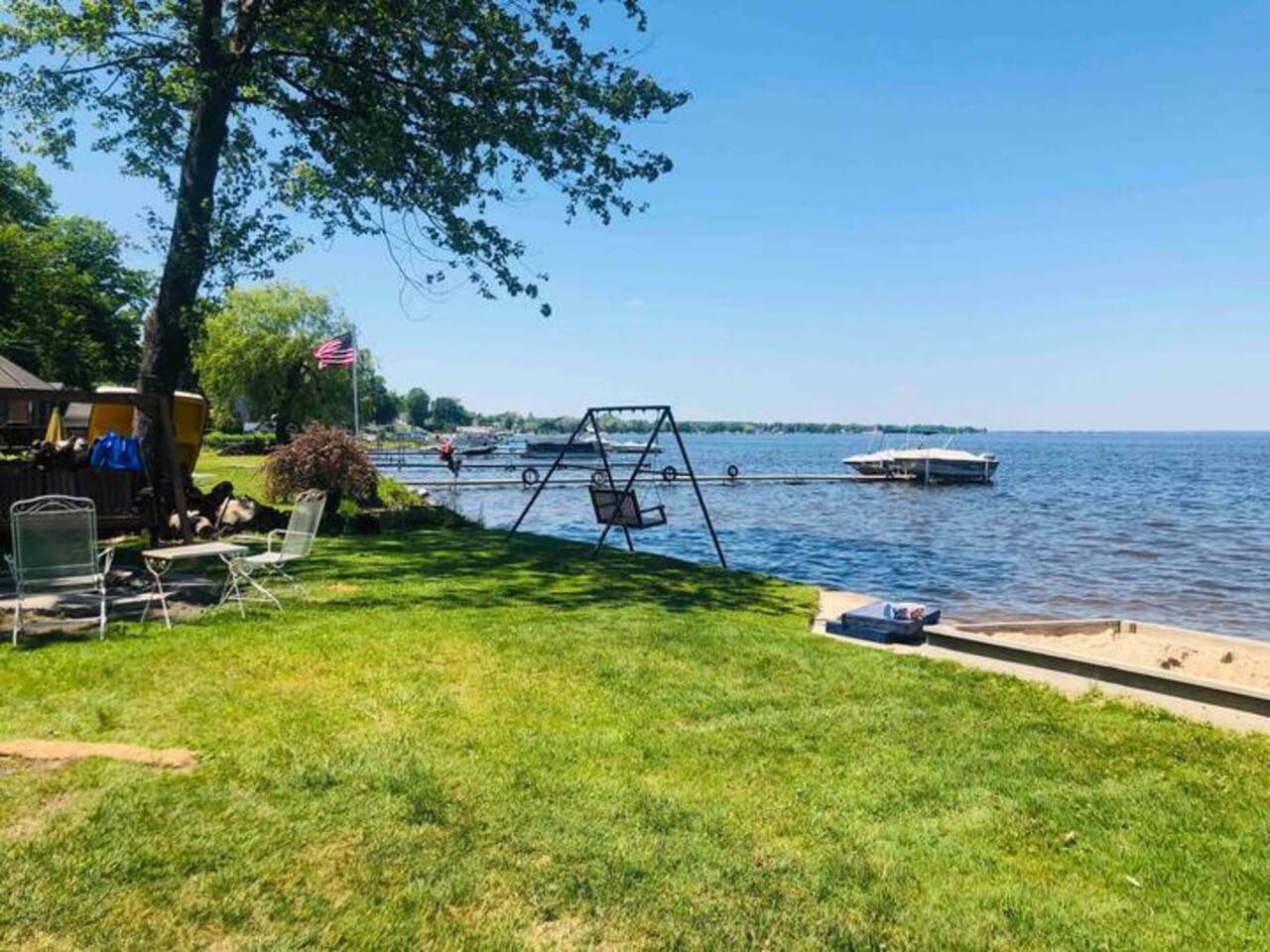 Cozy Lakeside Upper Cottage in Houghton Lake