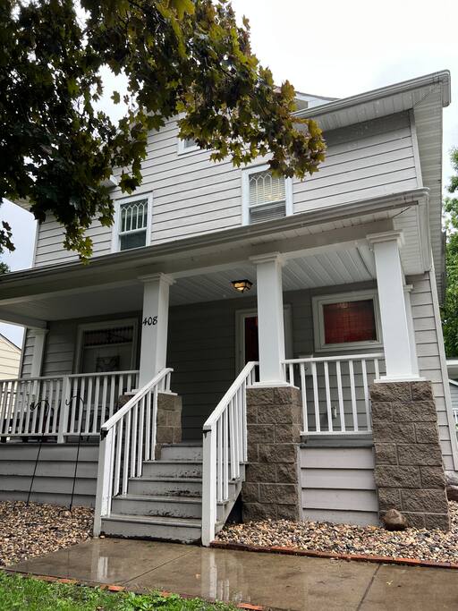 4REST- 4 Rooms. 4 Beds. 4TVs. Book it!