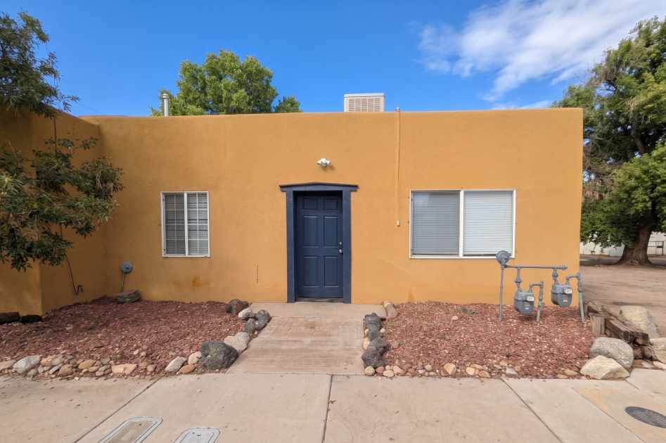 Downtown District - Modern Apt Yard, King Bed, W/D