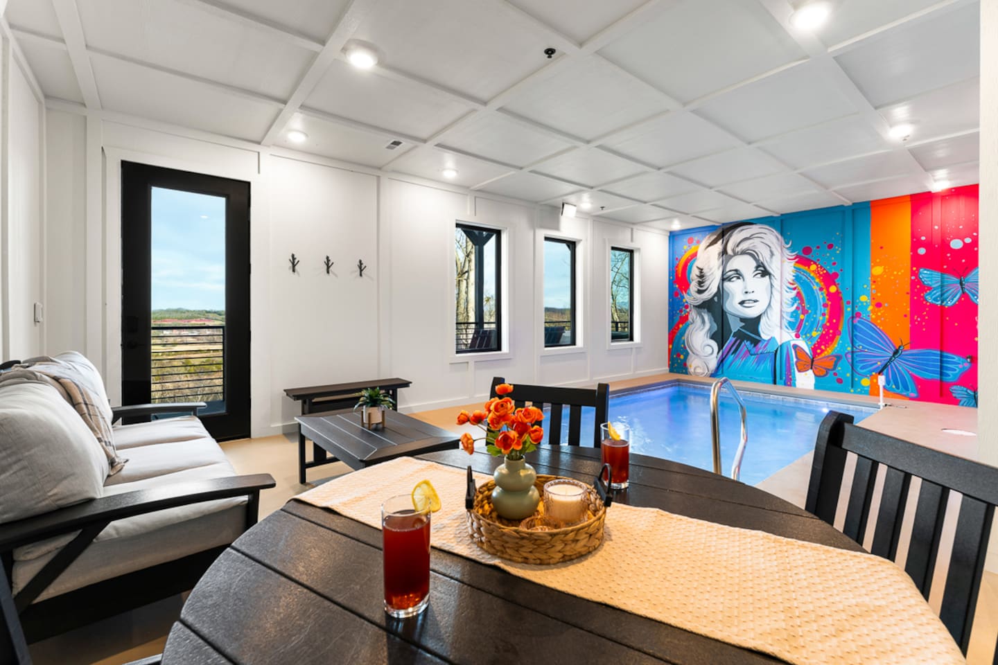 Luxe Mountain Retreat: Indoor Pool & Iconic Views