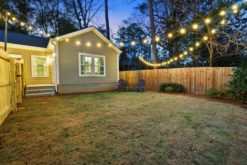 The Coventry Compound: Sleeps 14+ | Fenced Yards | Screened Porch | Near Emory/DT Decatur