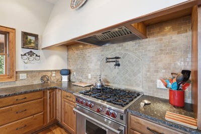 Cook like a pro in this gourmet kitchen featuring a professional-grade range and custom finishes. The layout makes meal prep enjoyable, whether you’re cooking a feast or a simple breakfast.