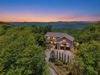 LUX Lodge – Sauna, Chef Kitchen+ Long Range Views! photo 2