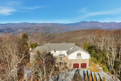 Wake up to sweeping mountain views and total privacy at this stunning mountaintop retreat. Surrounded by rolling peaks and fresh air, the home feels like a peaceful escape from the everyday world.