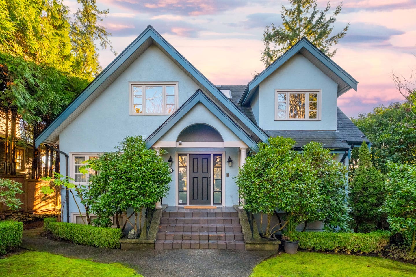 West Side 4BR Luxury Home – Near UBC