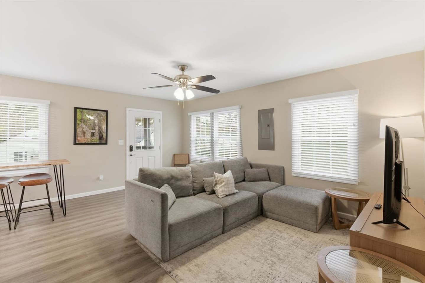 Cozy Oakwood Loft Sleeps 4-Near Berry