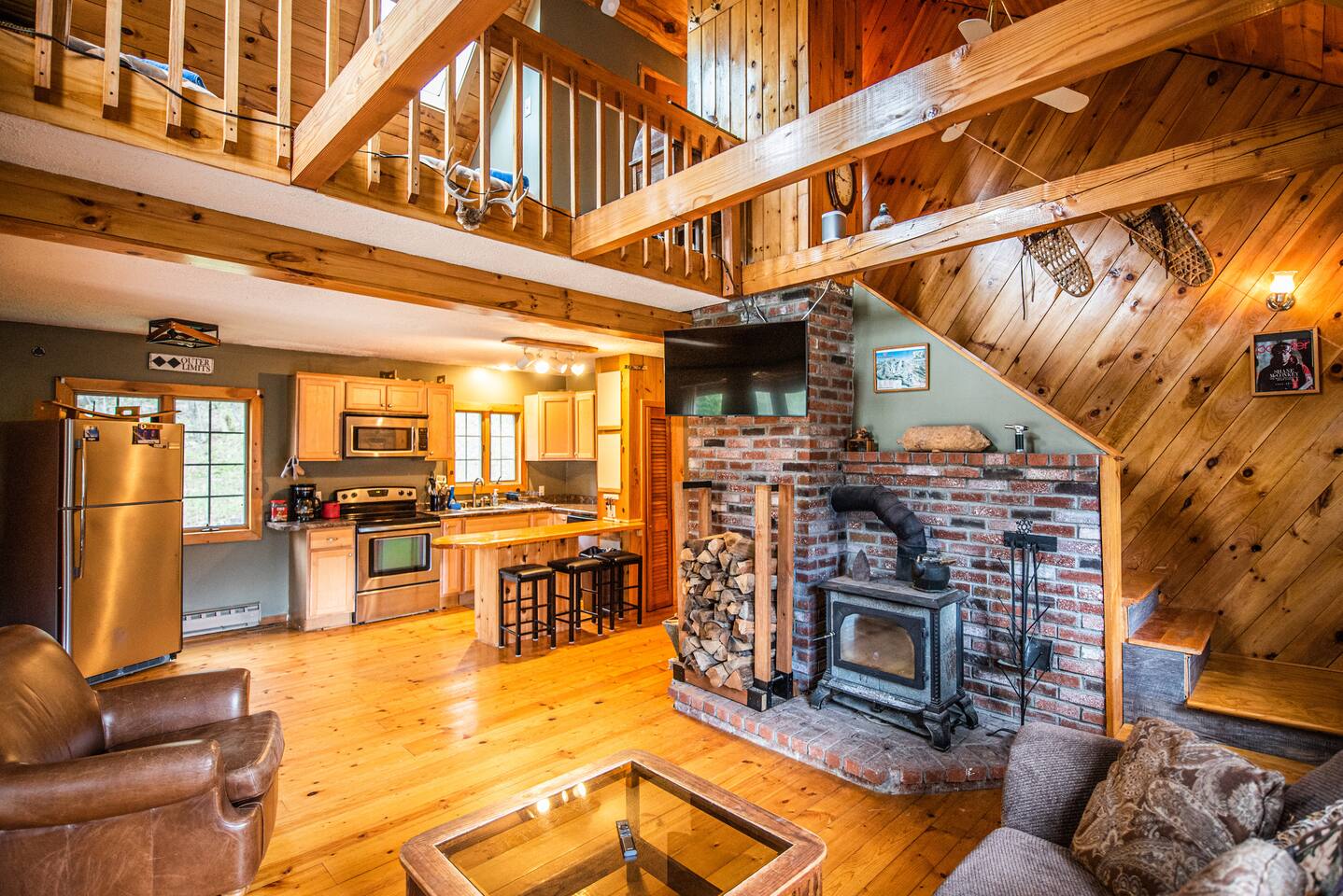 Cozy private cabin near Okemo! Large Hot tub!