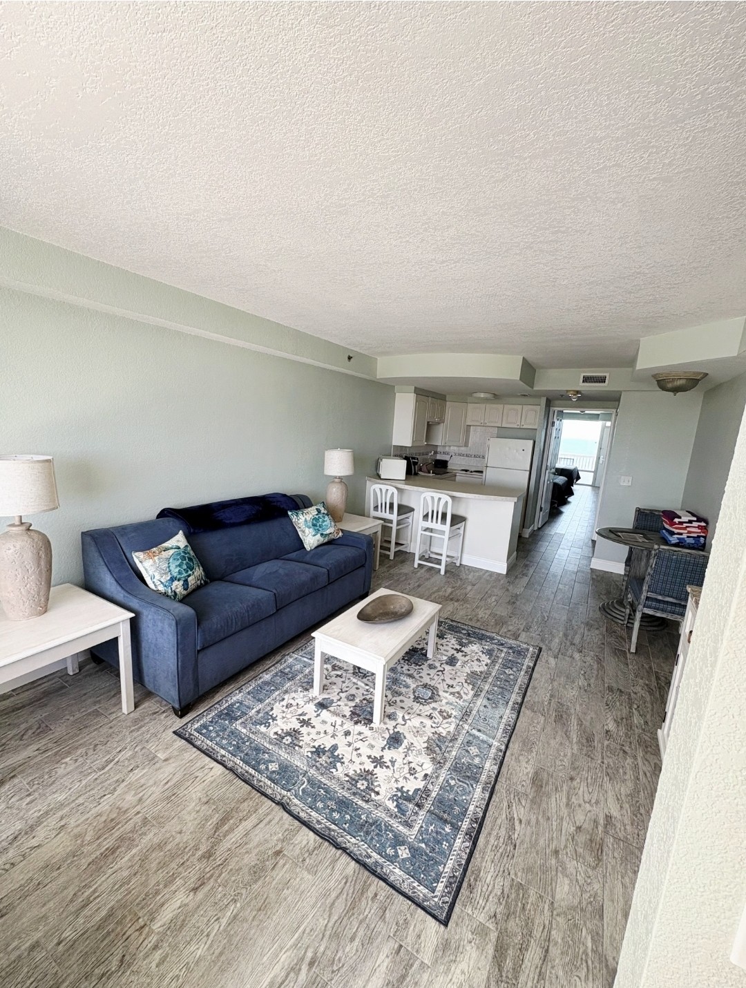 Updated 1 bedroom w/balcony, pool, hot tub