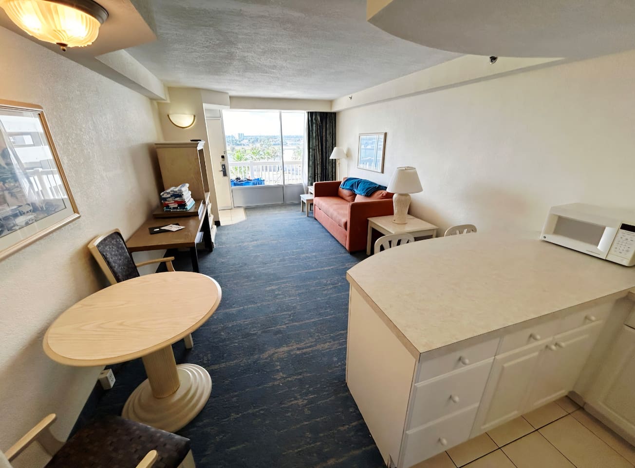 Spacious 1 bedroom w/balcony, pool, hot tub