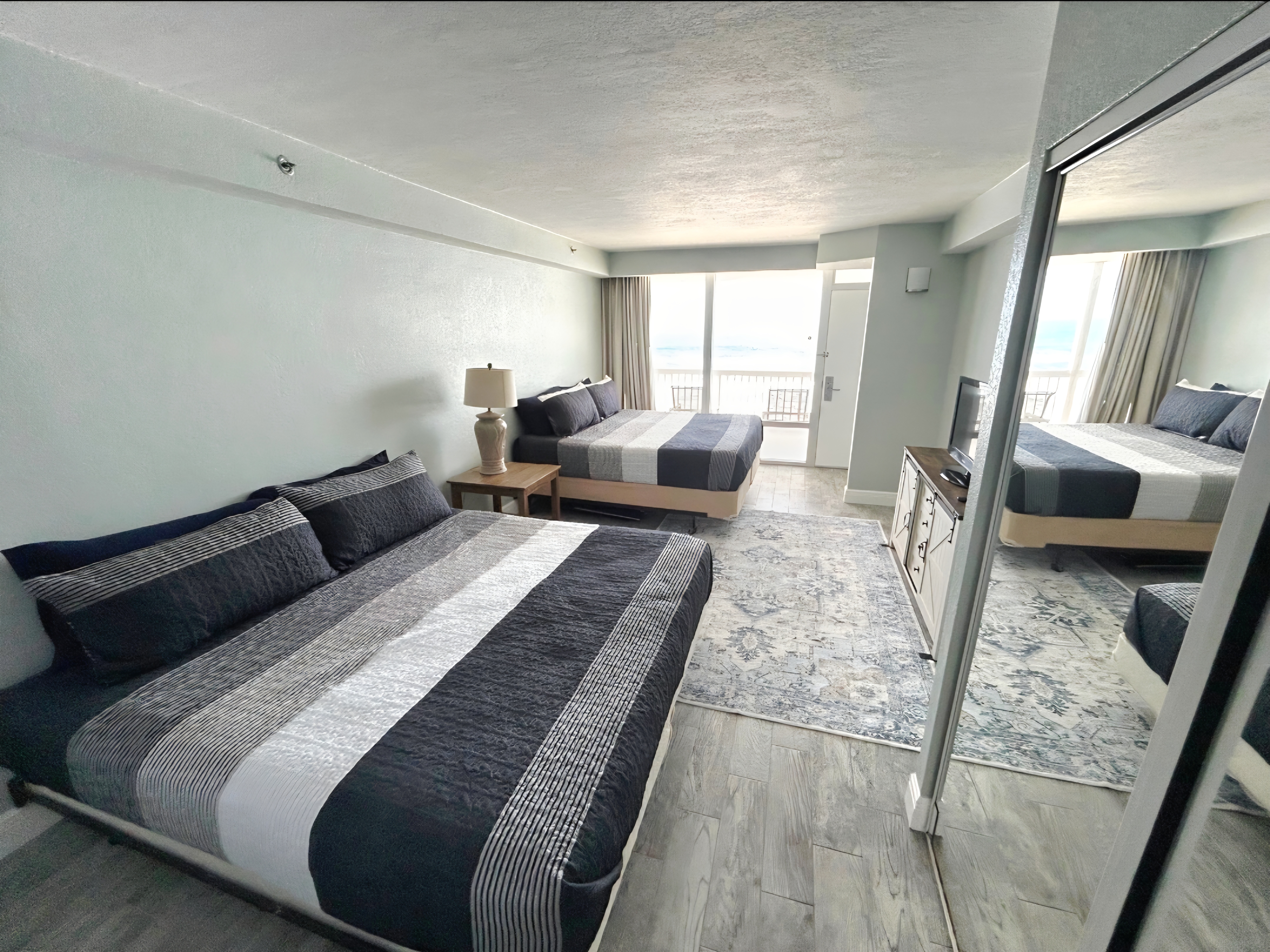Updated 1 bedroom w/balcony, pool, hot tub