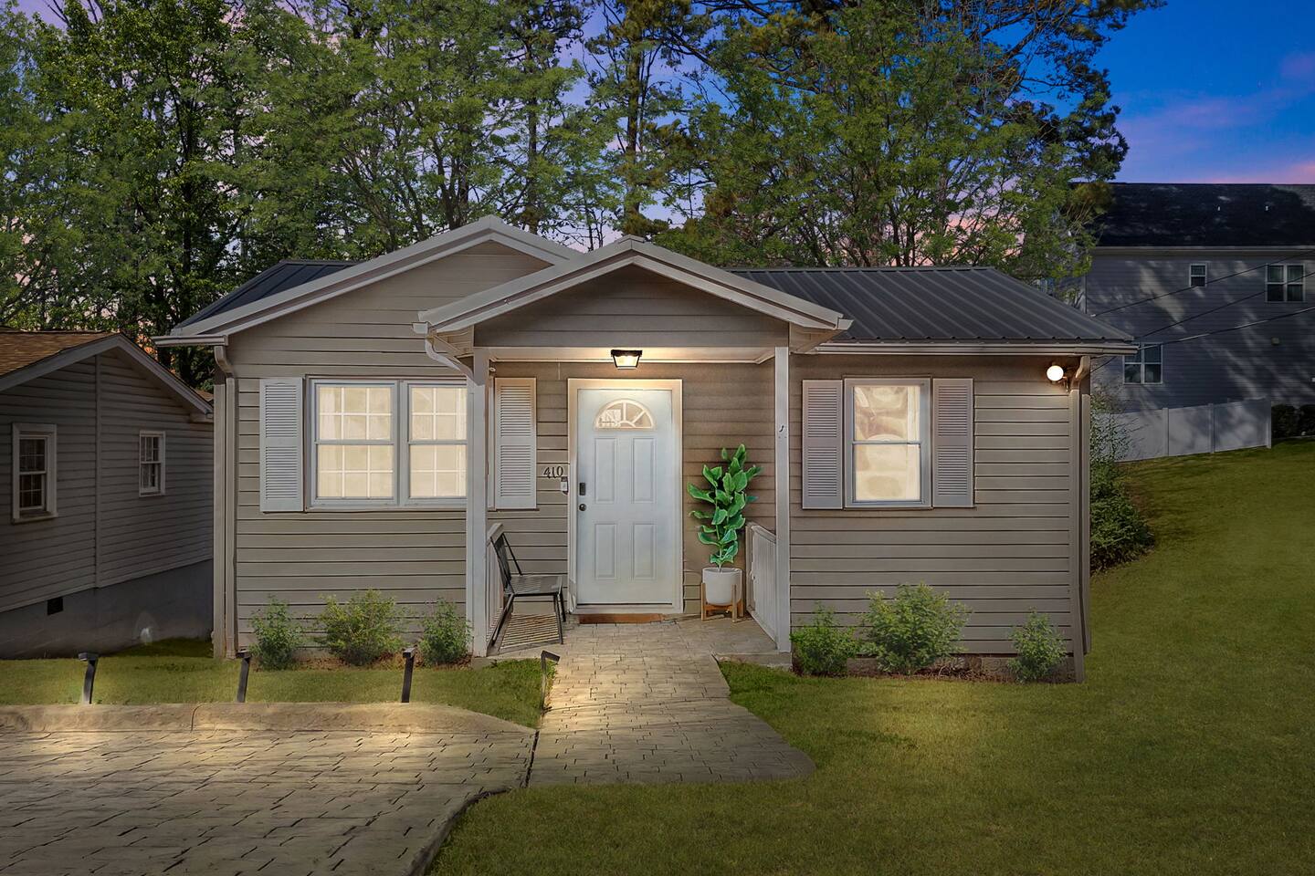 Luxurious Private Cottage - Walk to Downtown Apex