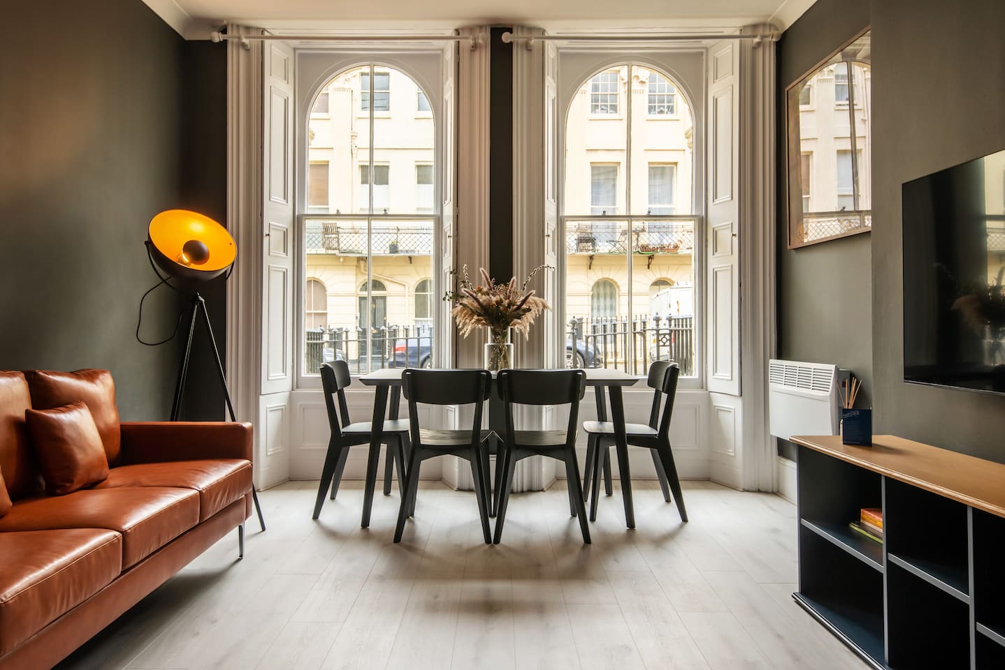 Brighton Noir: Chic 2-bedroom, 30 Seconds to Sea