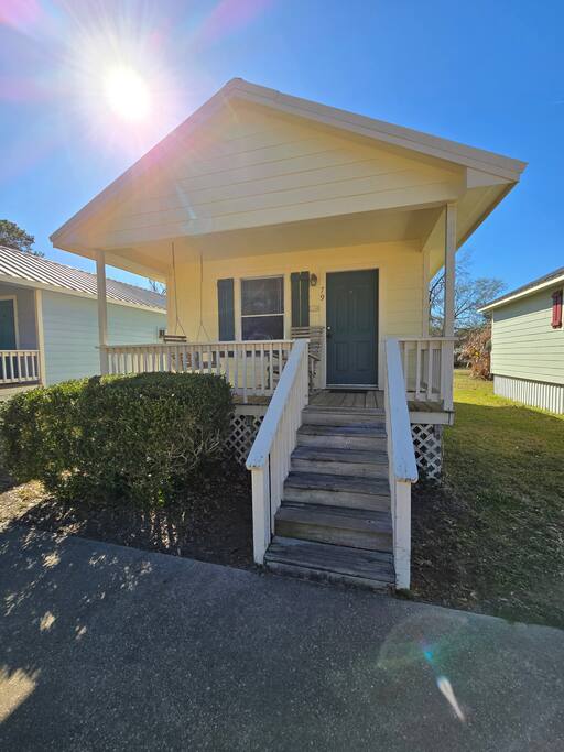 Honey Bee Yellow Sunday House #79