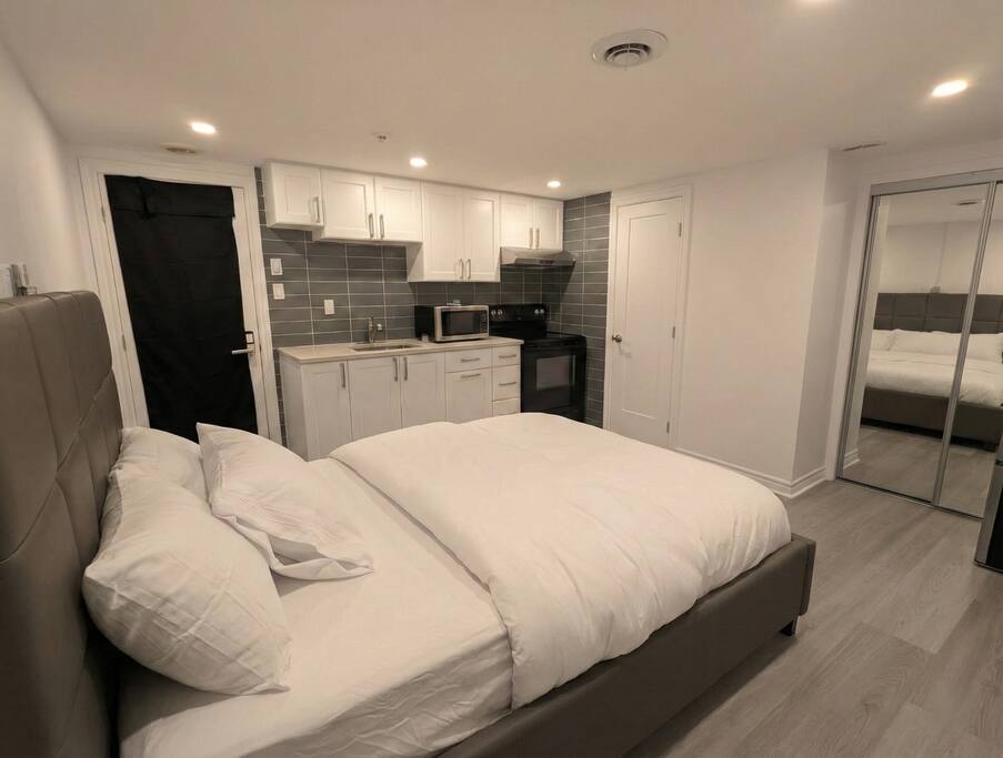 Cozy Studio w/ Stove, Fridge & Laundry | Near YUL