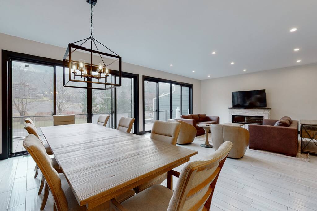 Spacious 5 bed 5 1/2 Bath Across From Windham Mtn!