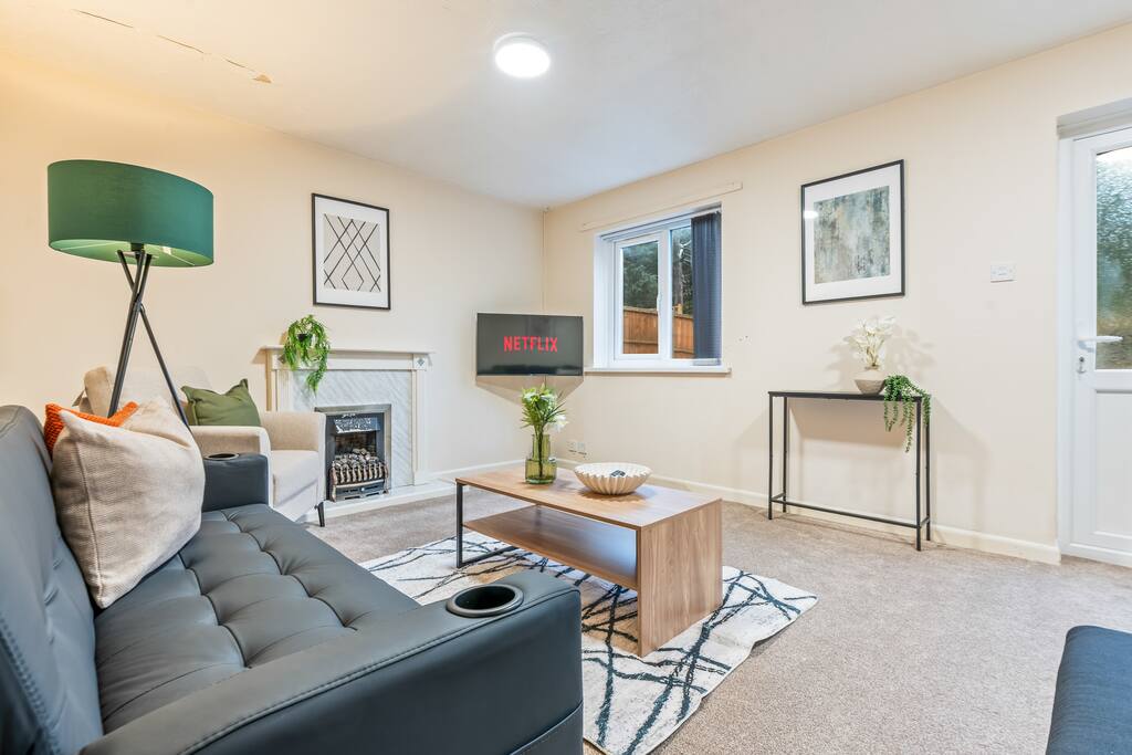 #109 Modern 3-Bed Home in Moseley