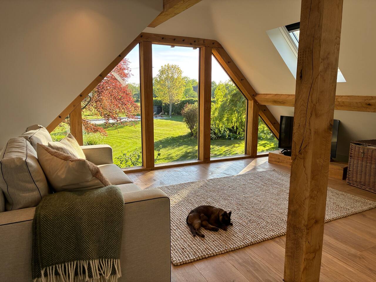 The Loft, double sofabed, ensuite, gated parking