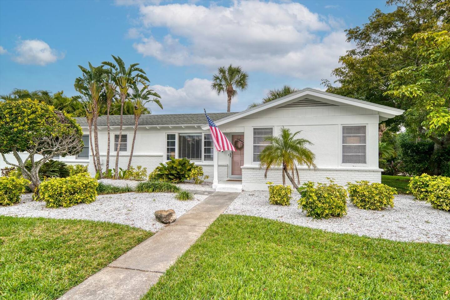 Huge Spa  - Quick Walk to the Beach -  2 Family Rooms -  Perfect for Families  - Screened Patio