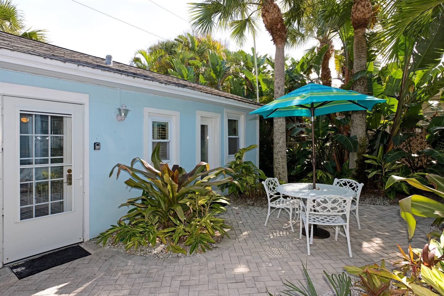 The Cottage - 32 Steps to the Beach - Sleeps 2, drive to your door, Wifi, Grill. Just Steps from the beach.
