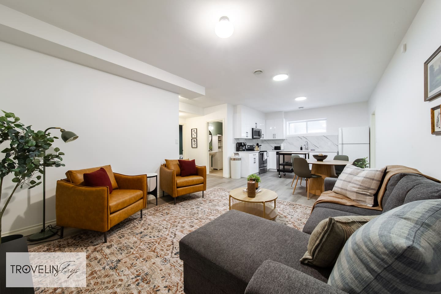 Cozy Suite: King Bed, Full Kitchen & Laundry
