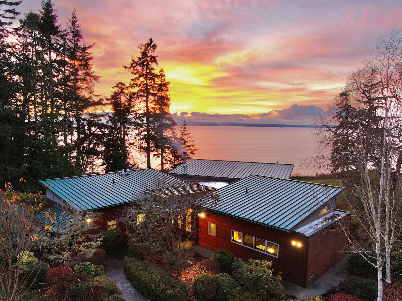 Waterfront | Hot Tub | Sunsets by Stay Madrona
