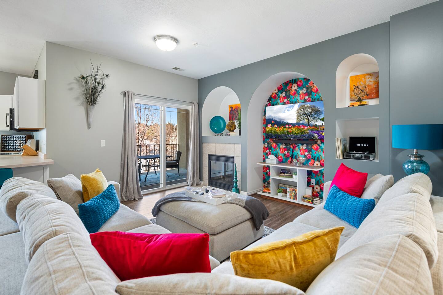 New & Stylish! Mtn Views, King Beds, & Fireplace