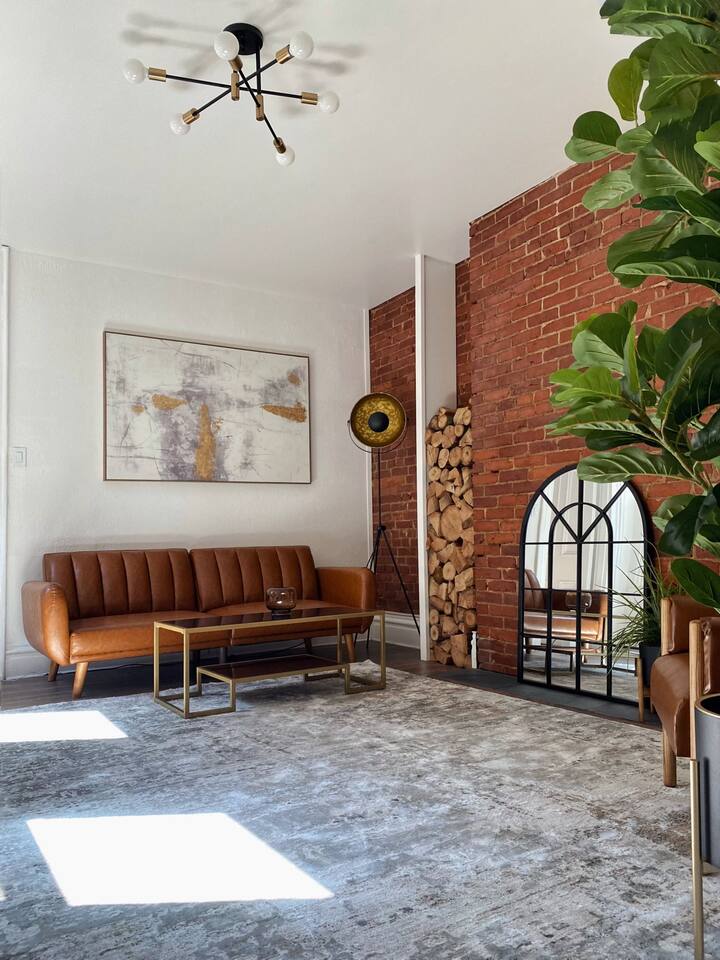 2BR Historic Stay • Free Parking • Prime Location