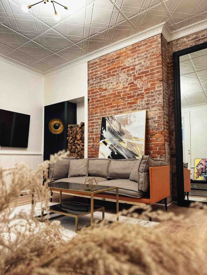 Historic Charm•2BR • Free Parking • Prime Location