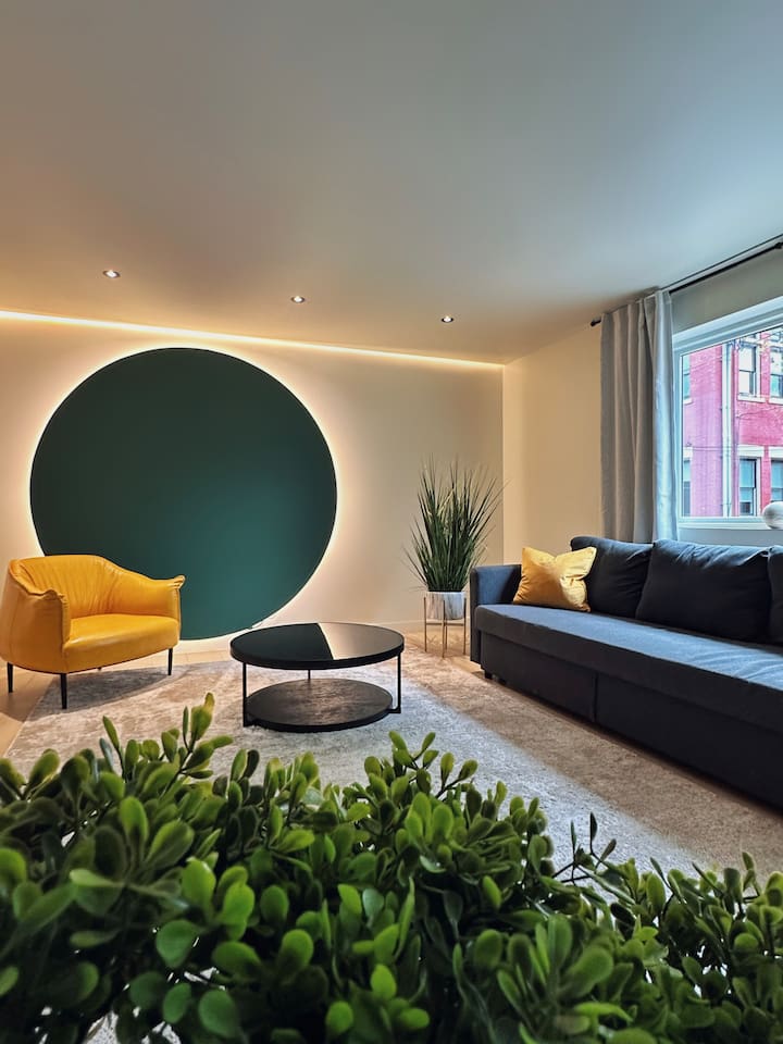 KING Bed • Private Parking • Modern City Escape