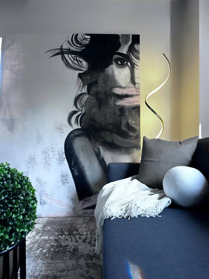 2 BEDS • Private Parking • Bright City Stay