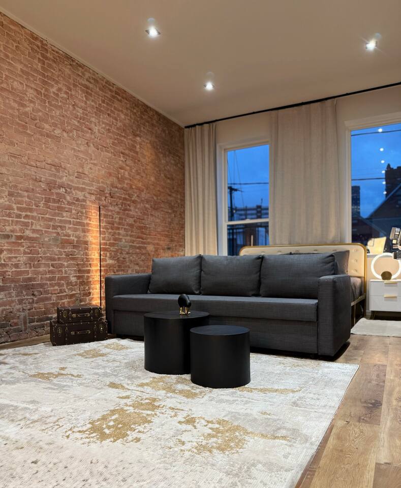 King Bed •Free Parking •City Views•Stylish Getaway
