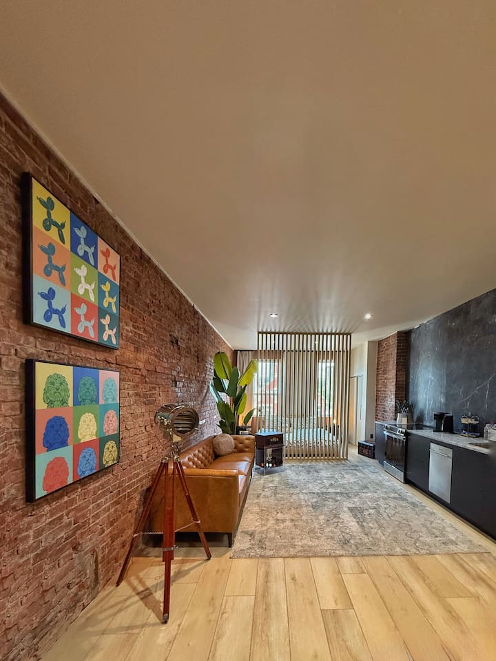KING Bed • Modern City View Escape • Free Parking