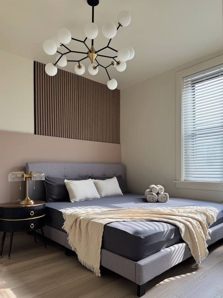 KING Bed • Elegant City View Retreat •Free Parking