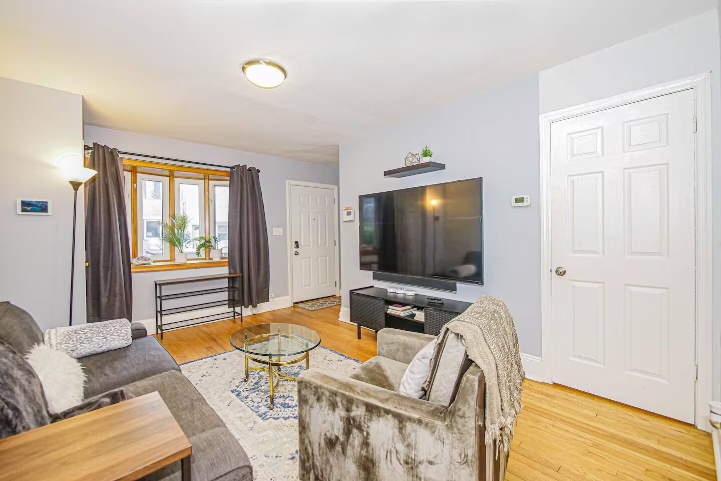 Contemporary 2 Bedroom Escape Minutes to Downtown!