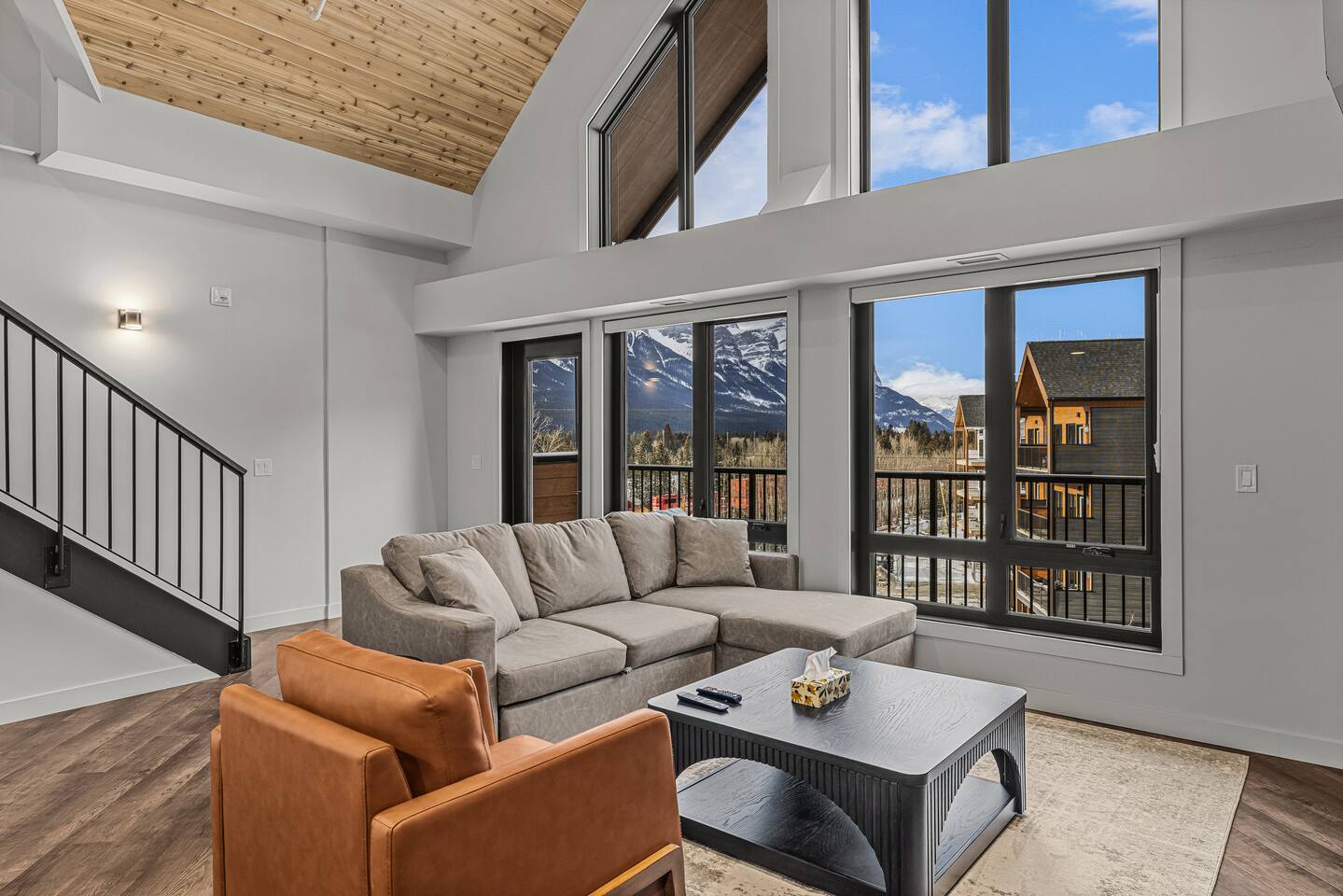 Penthouse Loft| 2BD| Mountain Views| Pool + HotTub