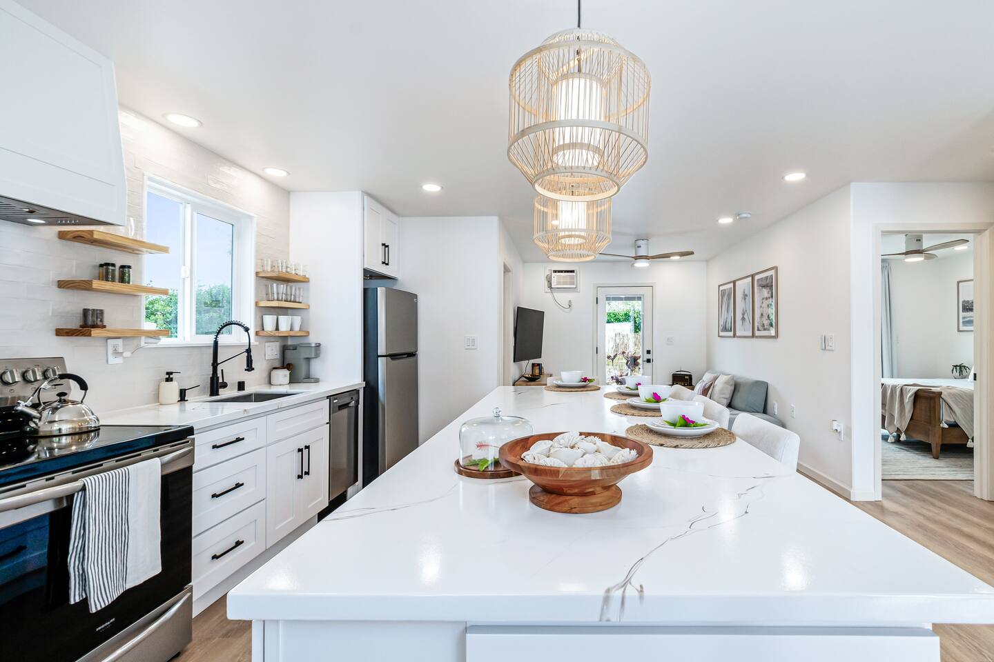 Sunrise Ohana- 2BR w/AC & Laundry! Block to ocean!