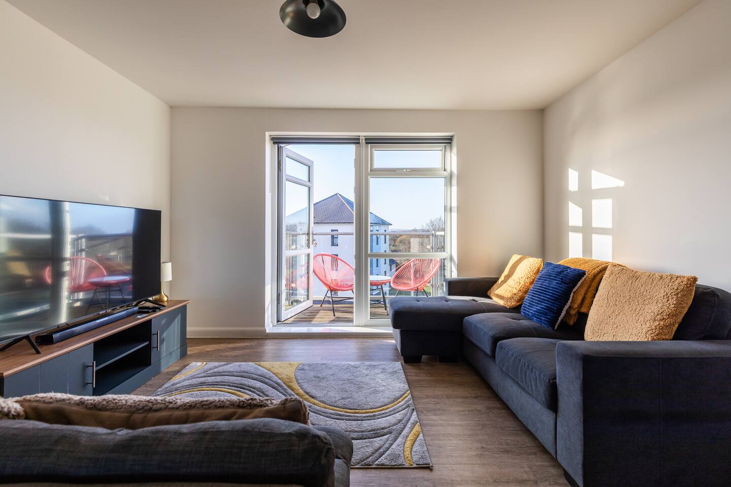 Bright & New 2-Bed Flat with Balcony & Parking